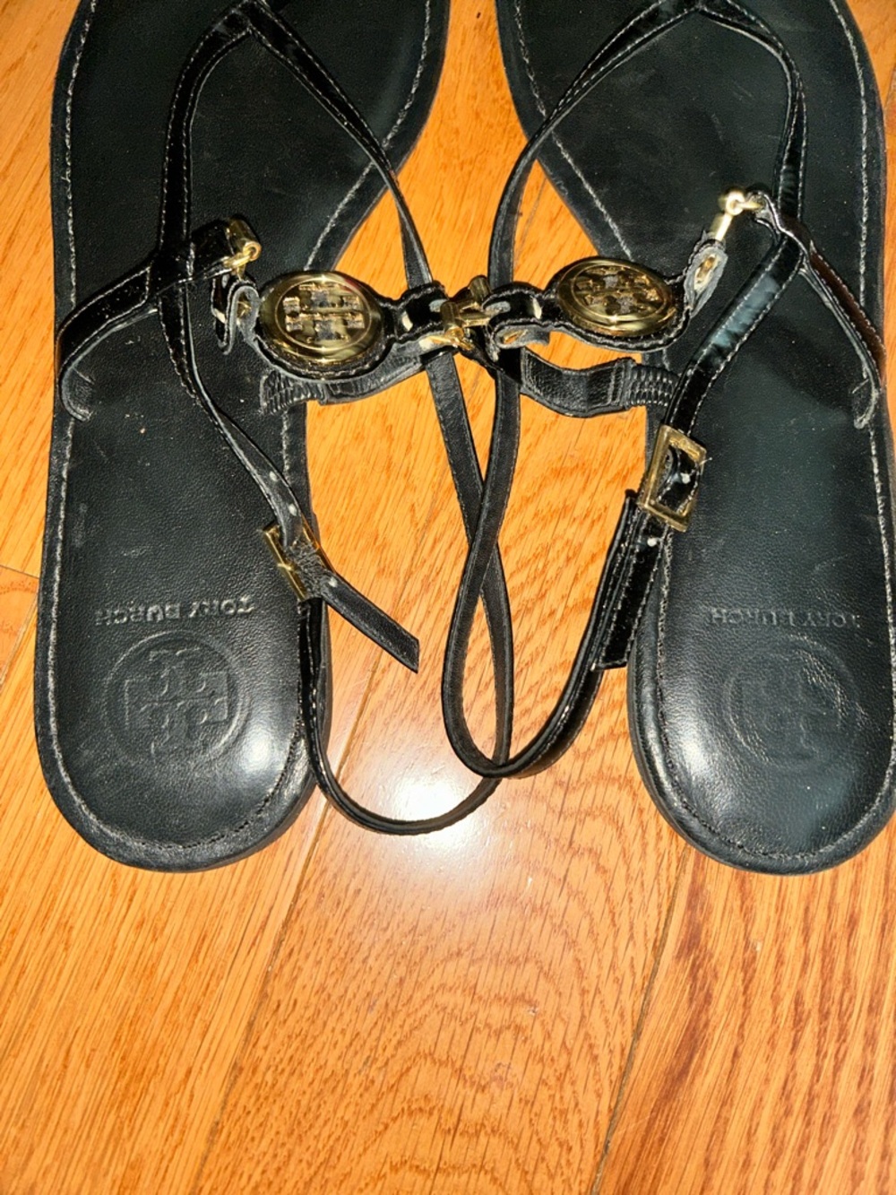 Tory Burch Black Patent Logo Thong Sandals with Gold Emblem - Picture 7 of 9